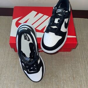 NWT NIKE LOW DUNK PANDA, Boys Size 11